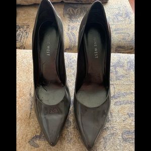 Woman’s Nine West charcoal grey heels size 6